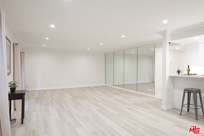 Photo - 6708 Hillpark Dr Unit 202