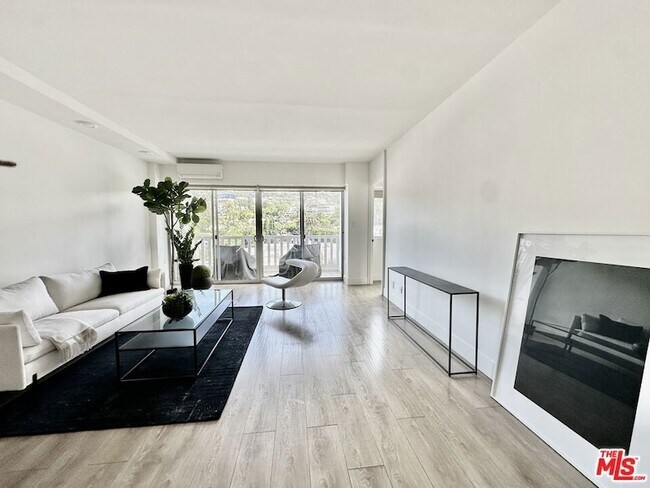 Photo - 999 N Doheny Dr Unit 904