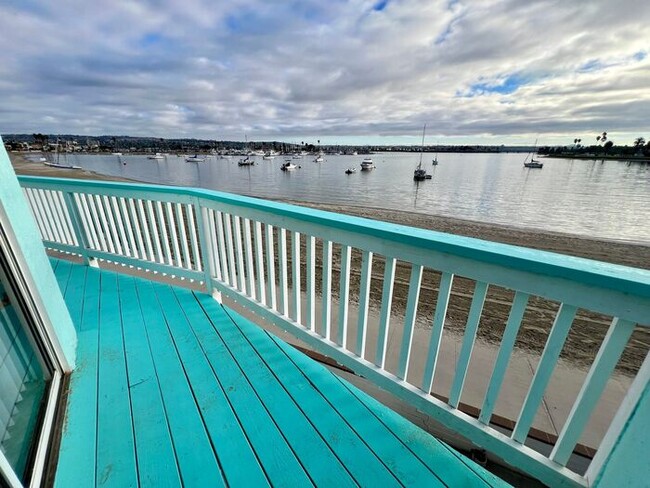 Building Photo - Spectacular Bay Views With a wrap around P...