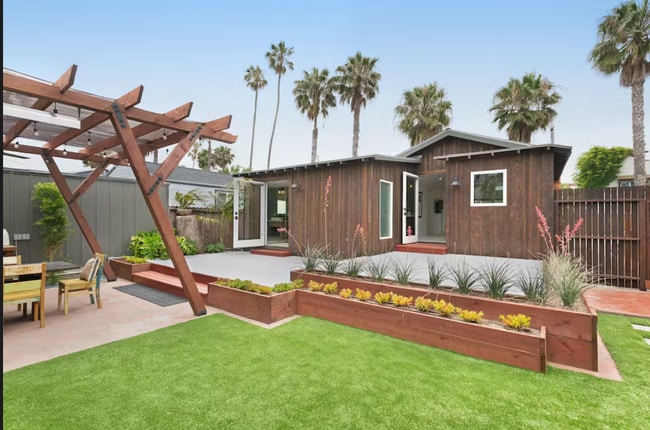 Building Photo - Furnished, 2 BD, 2 BA Home Steps to the Sand! Flexible Lease Terms!