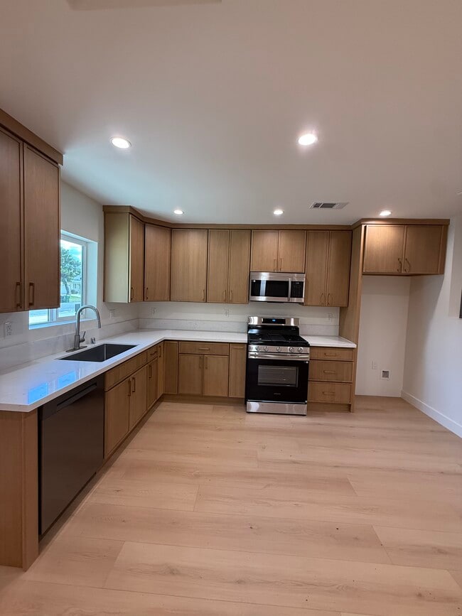 Photo - 10157 Swinton Ave