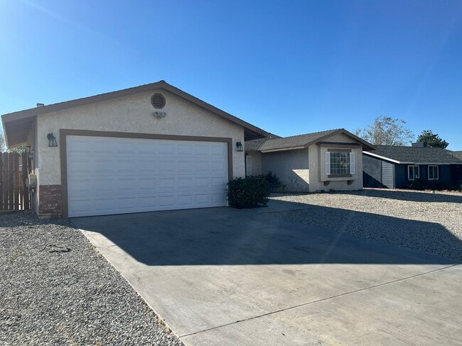 Building Photo - 4 Bedrooms 2 Bathroom home available in Victorville!!