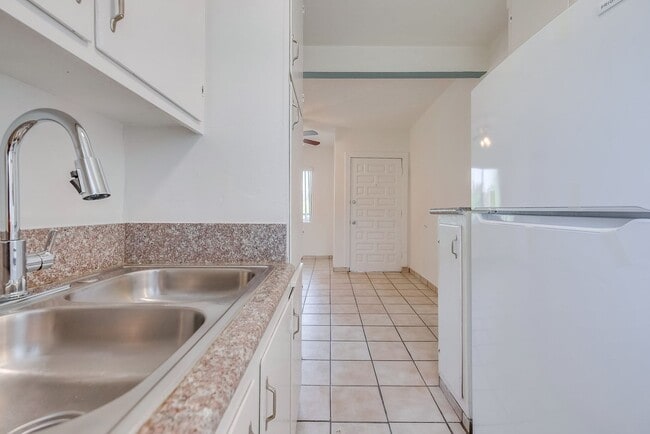 Building Photo - 2431 S Ridgeley Dr Unit 10