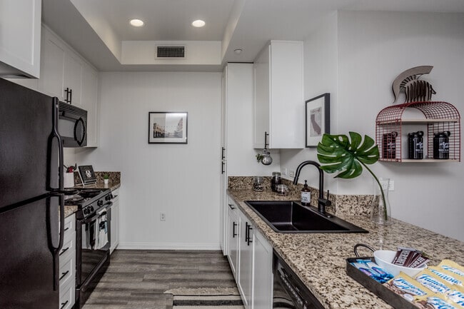 1BR, 1BA - 672 SF - West 27th Place