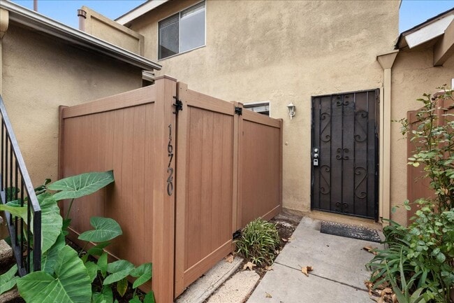 Building Photo - Upgraded 2-Bedroom Townhome with Private G...