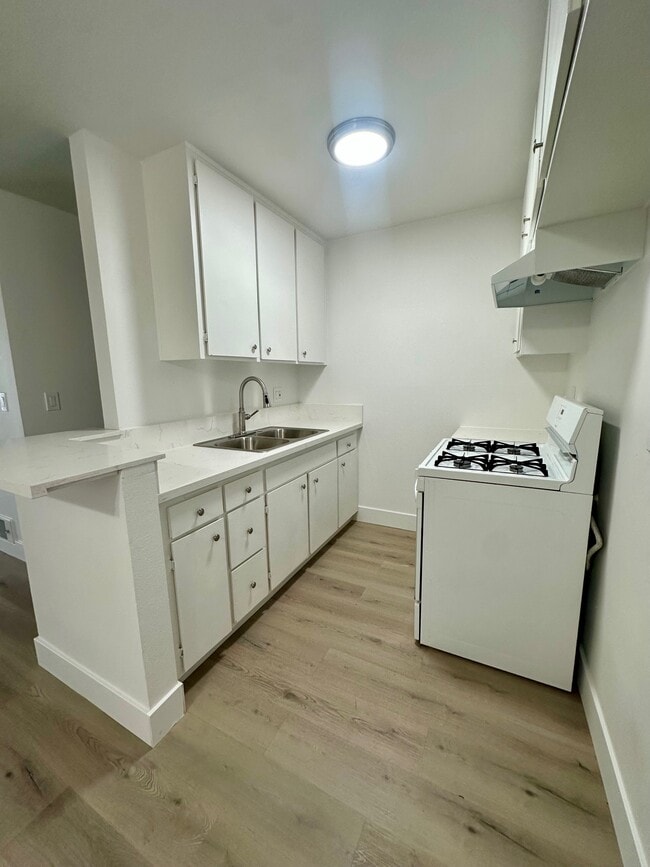 Photo - 18414 Collins St