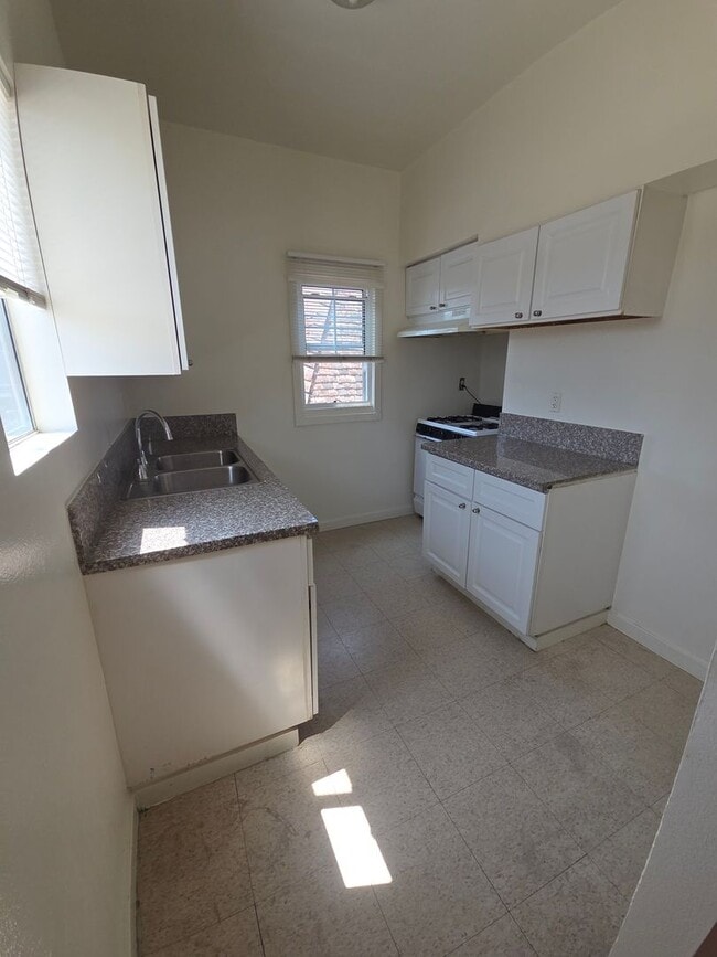 Building Photo - Spacious Unit 15