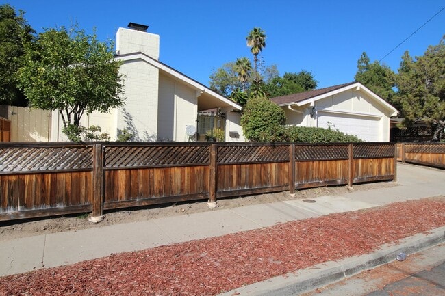 Building Photo - 3 bd 2 ba, House With Pool (San Carlos 92119)