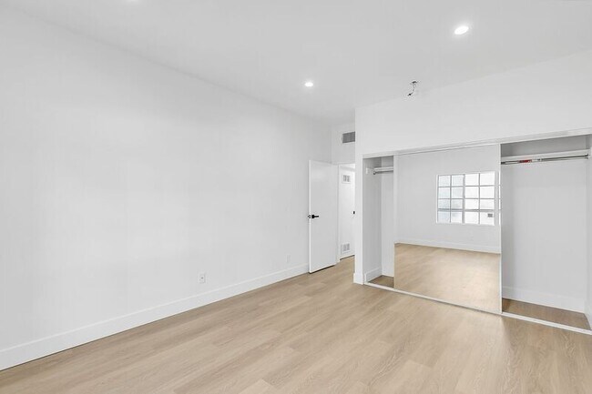 Photo - 1616 N Serrano Ave Unit 203
