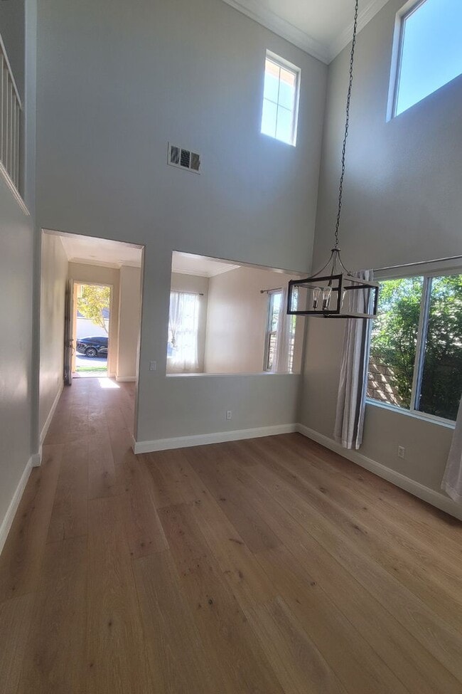 Photo - Wonderful 4+3 Bright-Sunny-Open in great Area!