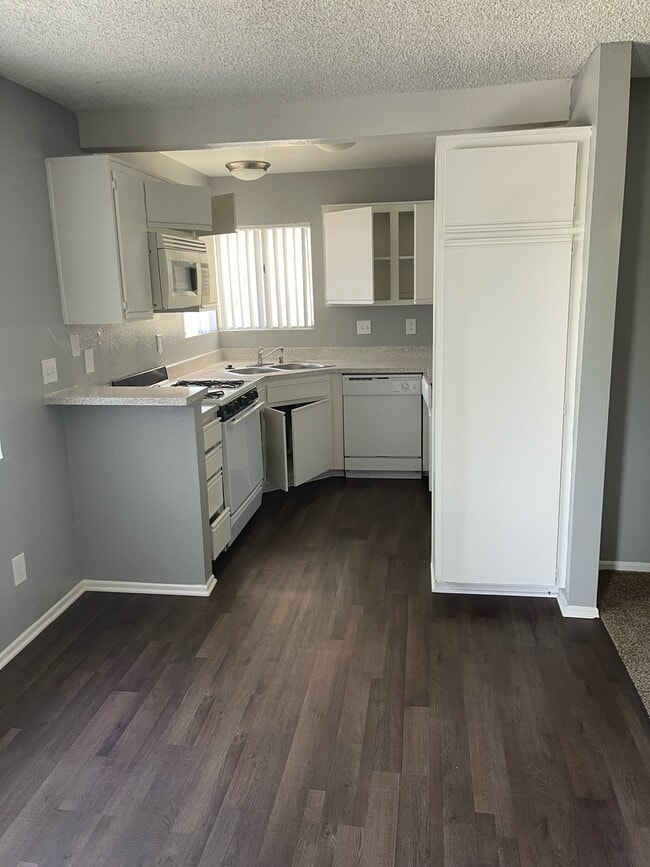 Kitchen - Kendall Park Apartments