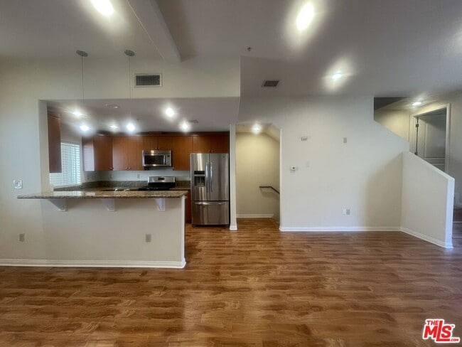 Building Photo - 15024 Magnolia Blvd Unit 104