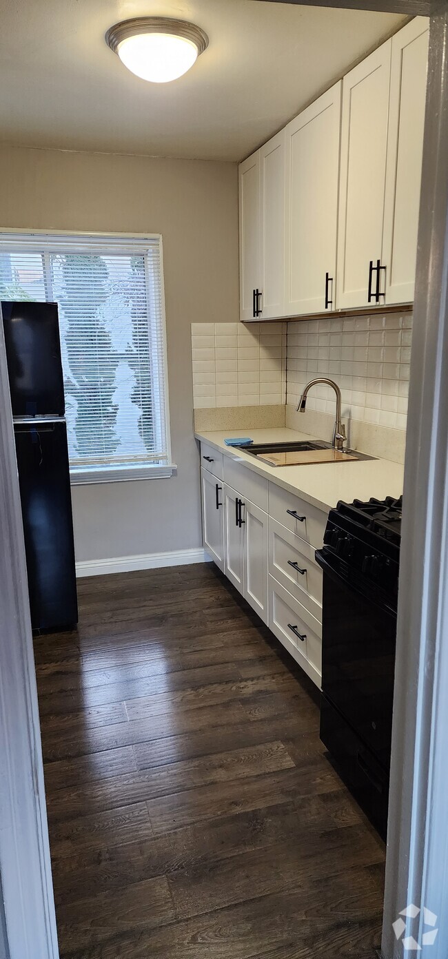 Building Photo - 1529 1/2 N Hobart Blvd Unit 1527 Rental