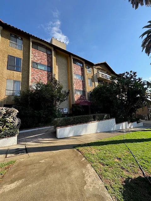 Building Photo - 1735 N Fuller Ave Unit 323