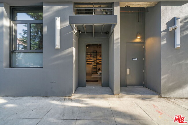 Photo - 330 W 11th St Unit A005