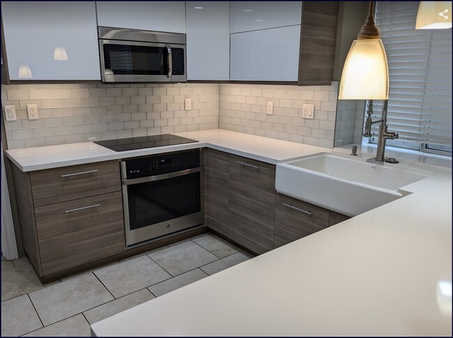 undercabinet lighting! Glass backsplash - 11076 Brentwood Dr