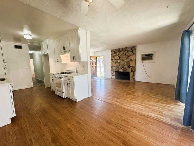 Photo - 2031 E Almont Ave Unit Apt A