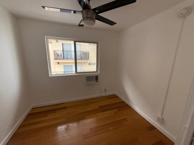 Photo - 1915 Grace Ave Unit 8