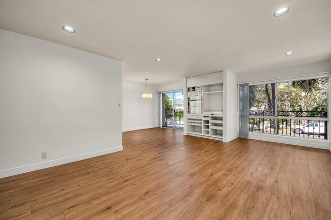 Building Photo - 11656 Montana Ave Unit 201