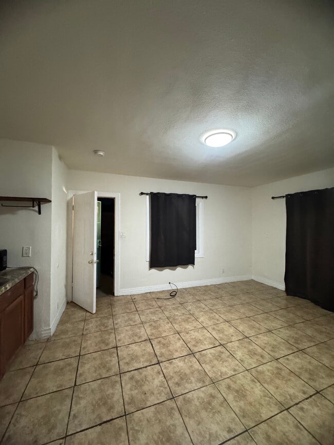 Building Photo - 4327 Kenwood Ave Unit Back Studio