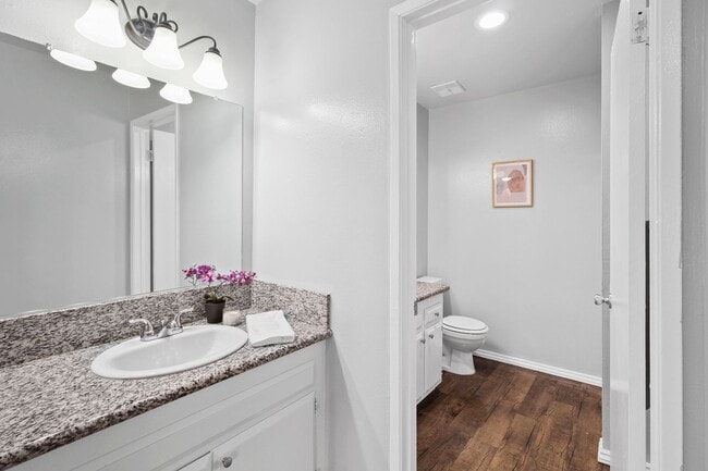 Photo - Villa Marseilles Apartments