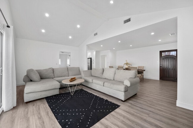 Photo - 18015 Collins St