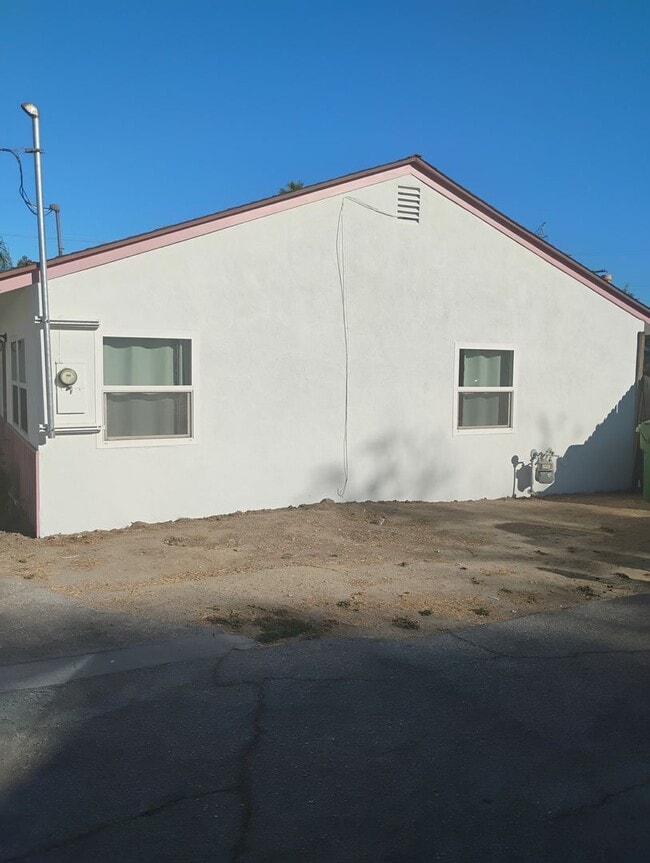 Building Photo - 18924-18934 Gault Street Unit 18924