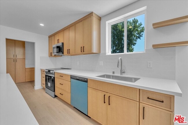 Photo - 6913 1/2 Encino Ave Unit Upper