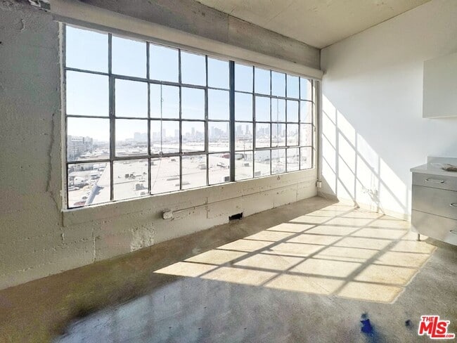 Photo - 1855 Industrial St Unit 611