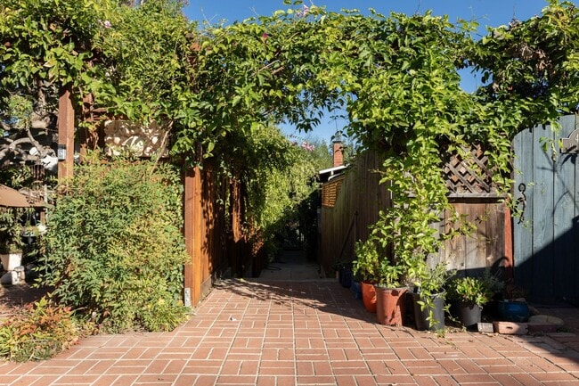 Building Photo - Beautiful renovated studio now available in San Diego!