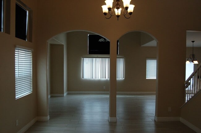 Photo - 17565 Owen St