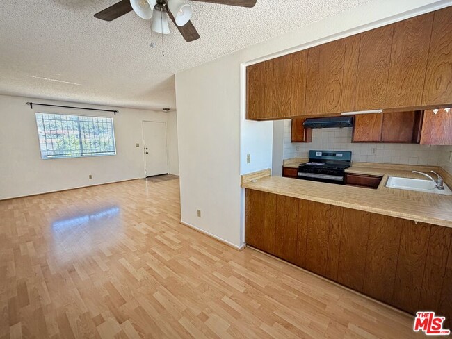 Building Photo - 207 E Ave 39