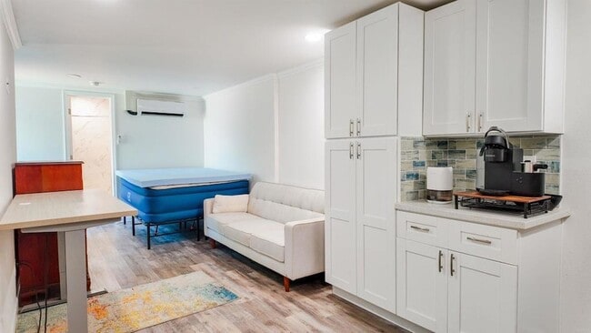 Photo - 137 Carnation Ave Unit B