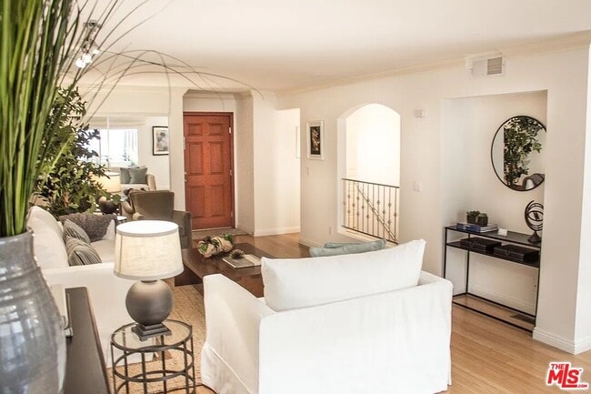 Building Photo - 1154 S Barrington Ave Unit 109