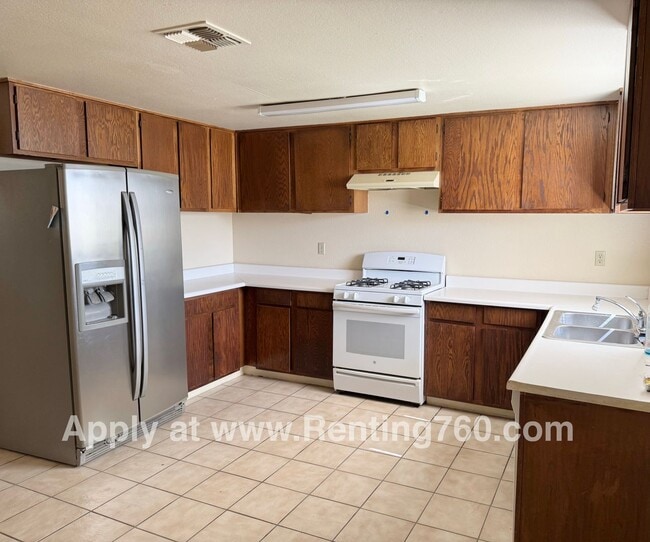 Building Photo - Spacious 2 Bed 1 Bath Home With Indoor Lau... Unit B - 5827 Bagley Ave