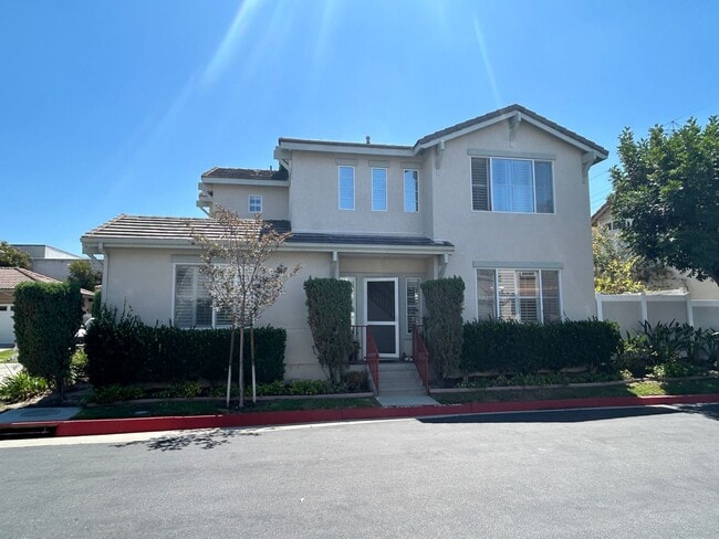 Building Photo - Lovely 3 Bed 2.5 Bath Home in Gated Community in Stanton