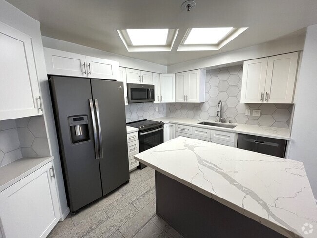 Building Photo - $1,000 OFF First Month's Rent! 2BR/2BA Dow... Rental