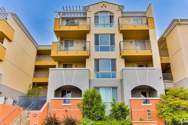 Building Photo - Bright 1 Bed / 1 Bath Condo in Upscale Com...
