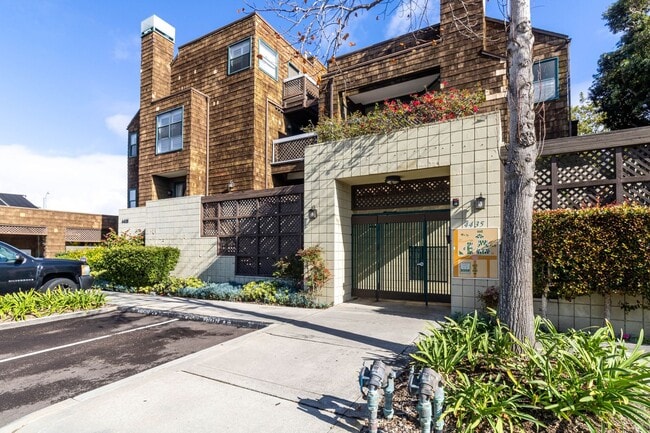 Building Photo - Beautiful 1 bedroom, 1 bath condo in La Jolla Unit 3