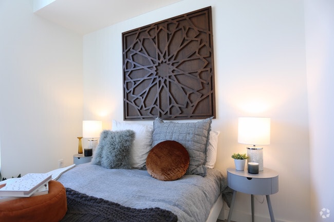 1BRR, 1BA- 610 SF - AVEN