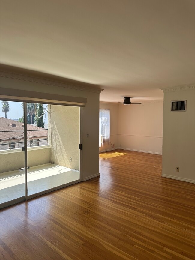 Photo - 8218 De Longpre Ave