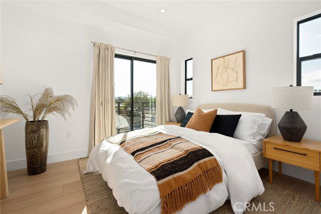 Photo - 11028 Oxnard St