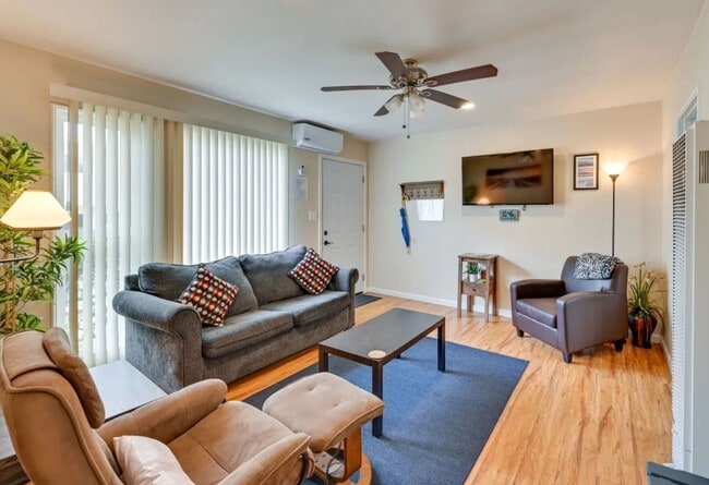 Photo - 1445 Felspar St