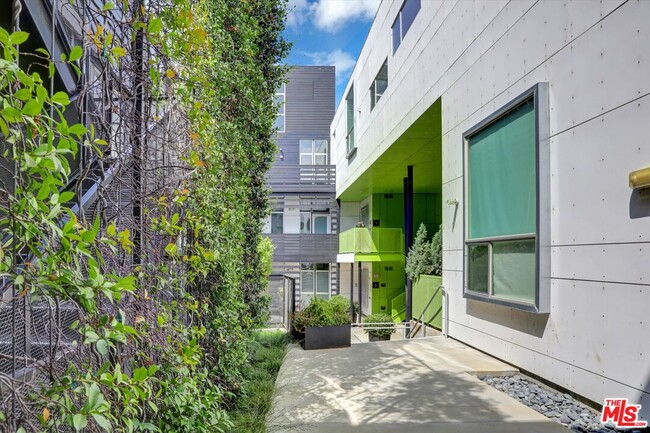 Photo - 825 Kings Rd Unit PH#2