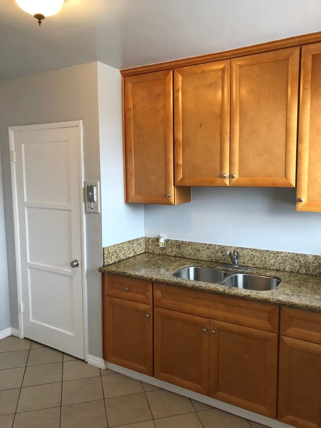Downstairs Unit - 1934 W 35th St Townhome
