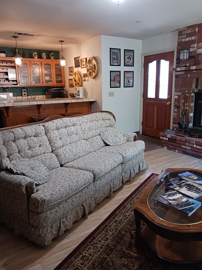 Photo - 6275 Division St