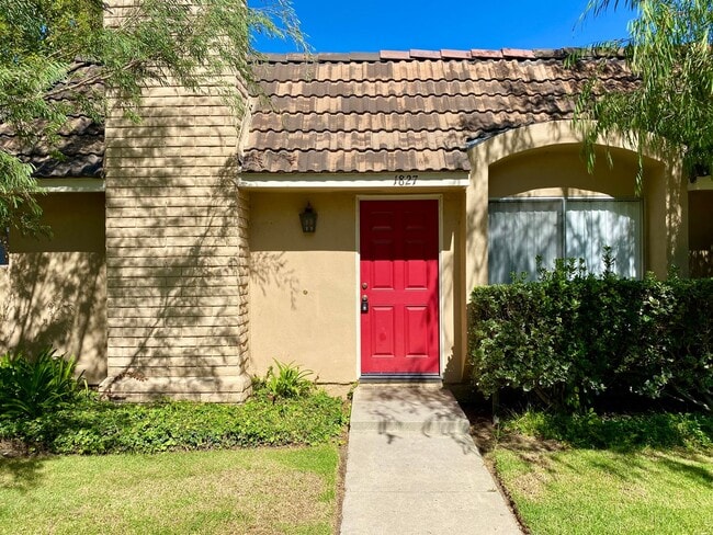 Building Photo - Charming single-level 3b/2b townhouse in t...