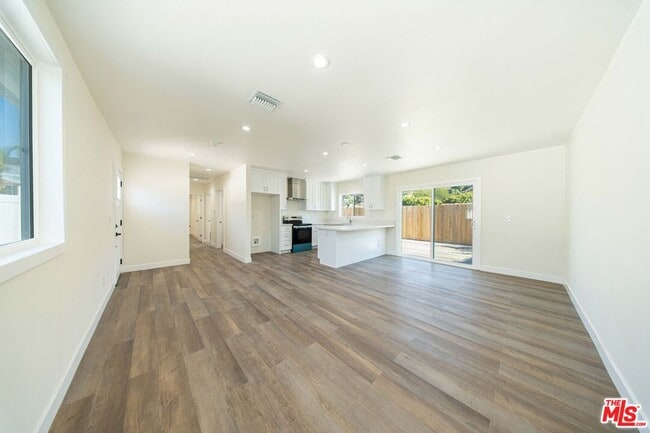 Photo - 8430 Glenoaks Blvd