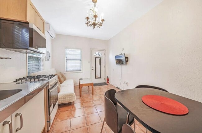 Photo - 1611 Talmadge St Unit #5