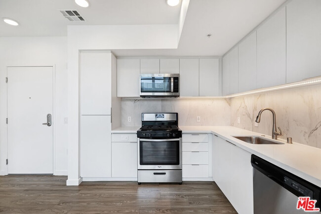 Photo - 5750 Hollywood Blvd Unit 737